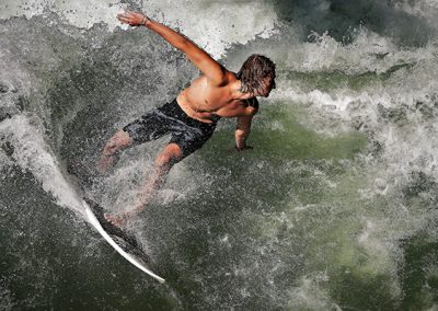Ausstellungsbild: Eisbach-Surfer