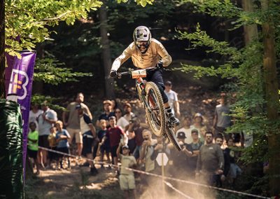 Ausstellungsbild: Downhill-Mountainbiker 12 Meter Sprung