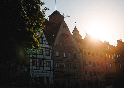 Altstadt im Gegenlicht, tief stehende Sonne über den Dächern.