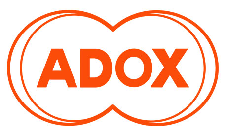 Logo von ADOX – Hersteller für analoge Filme, Fotopapiere und Chemie, Aussteller auf der Imaging World 2025.