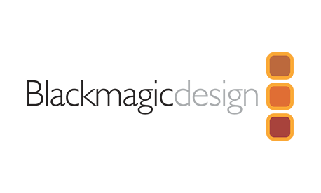 Logo von Blackmagic Design: Schwarzer und grauer Schriftzug „Blackmagicdesign“ mit drei orangefarbenen Symbolquadraten rechts