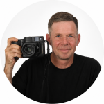 Jan Dittmer mit Kamera in der Hand