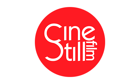 Logo von CineStill: Weißer Schriftzug „CineStill film“ in stilisierter Typografie auf rotem Kreis-Hintergrund