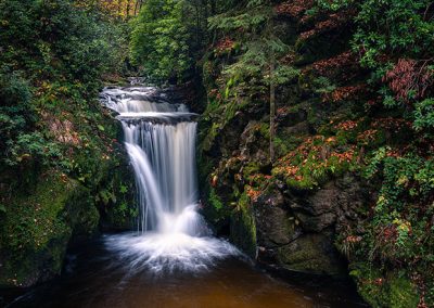 Wasserfall im Wald mit weichem fließendem Wasser durch lange Belichtungszeit.