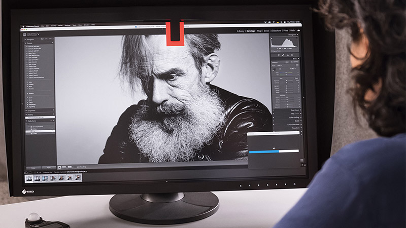 Präzises Farbmanagement mit EIZO Monitoren für Fotografen Schwarz-Weiß-Porträtbearbeitung auf EIZO Monitor mit automatisierter Kalibrierung.