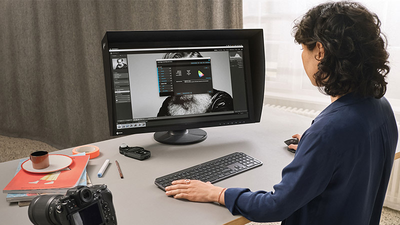 Präzises Farbmanagement mit EIZO Monitoren für Fotografen Fotografin arbeitet an EIZO Monitor mit Softproof-Funktion und Farbmanagement-Software.