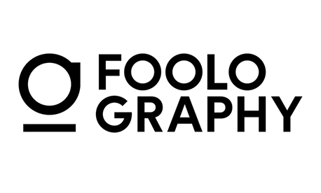 Logo von Foolography: Schwarzer Schriftzug „FOOLOGRAPHY“ mit stilisiertem Symbol links, das einen Kreis mit offener Unterkante darstellt