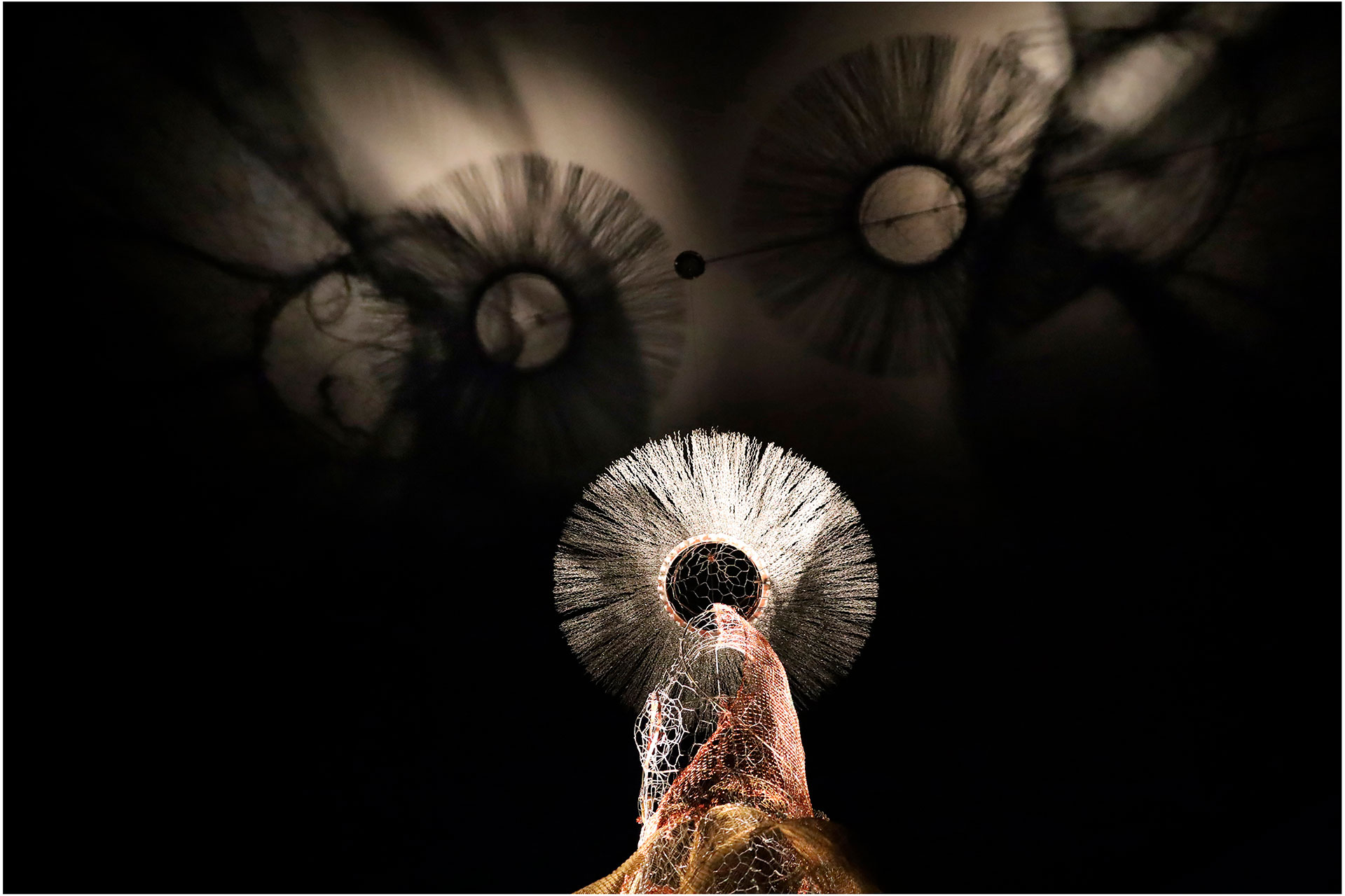 Abstrakte Fotografie einer Kunstinstallation mit Licht- und Schattenspielen, ausgestellt vom DVF auf der Imaging World 2025 in Nürnberg.