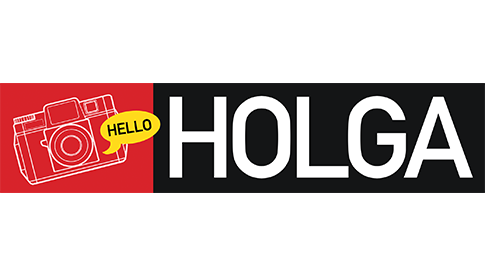 Logo des Ausstellers „Holga“: rote Zeichnung einer Kamera mit gelber Sprechblase „Hello“ und weißem „HOLGA“-Schriftzug auf schwarzem Hintergrund