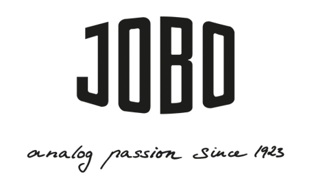 Logo von JOBO: Schwarzer Schriftzug „JOBO“ in markanter Typografie, darunter handschriftlich „analog passion since 1923“