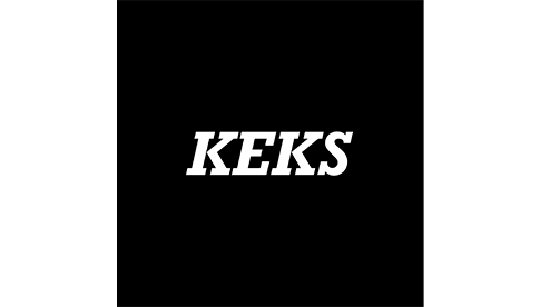 Logo von KEKS: Weißer Schriftzug „KEKS“ in kursiver Blockschrift auf schwarzem Hintergrund