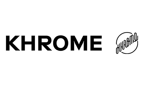 Logo von KHROME: Schwarzer Schriftzug „KHROME“ mit rundem Zusatzlogo rechts, das den Namen in geschwungener Typografie zeigt, auf weißem Hintergrund