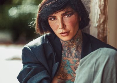 Porträt einer tätowierten Frau im natürlichen Licht, fotografiert von Alexander Heinrichs