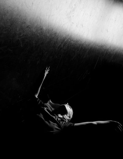 Tänzerin liegt halb im Licht, halb im Schatten – kontrastreich inszeniert von Paul Leclaire.