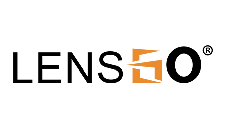 Logo von LENSGO: Schwarzer Schriftzug „LENSGO“ mit stilisiertem orangefarbenem Pfeilsymbol im „G“ auf weißem Hintergrund
