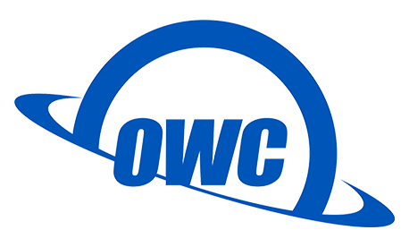 Logo von OWC: Blauer Schriftzug „OWC“ umgeben von einem stilisierten Saturnring auf weißem Hintergrund