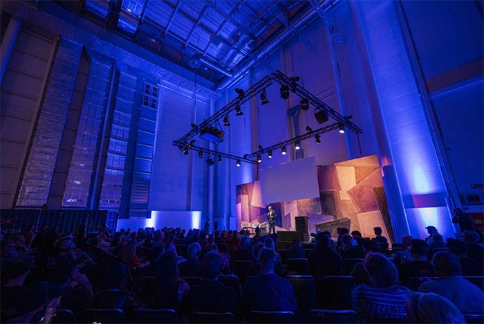 Profi Summit 25 Stimmungsvolle Bühne mit moderner Lichttechnik – ein Ausblick auf das Ambiente beim PROFI SUMMIT 2025.