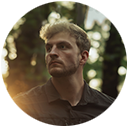Rafael Steinlesberger, Fotograf und OM SYSTEM Ambassador, in der Natur beim Fotografieren.