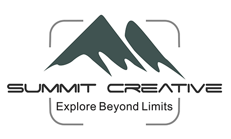 Logo von Summit Creative: Dunkelgrüne Bergsilhouette in einem stilisierten Kamerarahmen, darunter der Schriftzug „SUMMIT CREATIVE“ und Claim „Explore Beyond Limits“