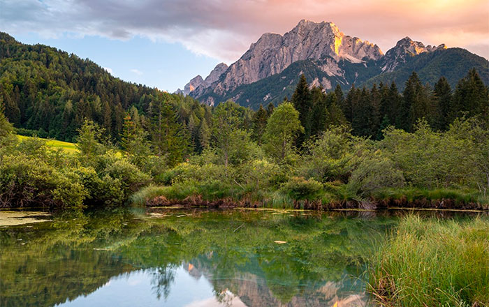 Daniel Spohn zeigt im Seminar Filterfotografie eine Landschaft mit Bergsee, Spiegelung und Sonnenuntergang.
