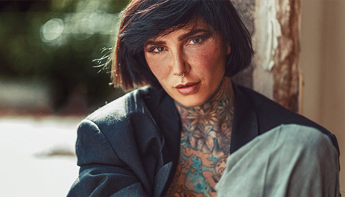 Porträt einer tätowierten Frau im natürlichen Licht, fotografiert von Alexander Heinrichs