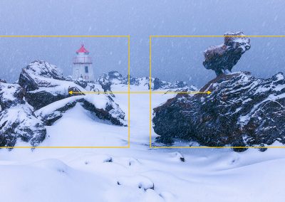Leuchtturm in winterlicher Schneelandschaft mit markierten Bildzonen.