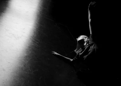 Professionelle Tänzerin im Spotlight beim Workshop Paul Leclaire – kreative Tanzfotografie mit Licht und Bewegung.
