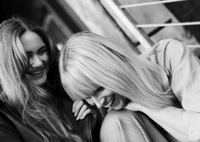 Authentischer Lachmoment zweier Frauen beim Workshop „Das fotografische Momentum“ von Paul Leclaire.