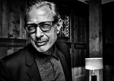 Schwarz-Weiß-Charakterportrait eines Mannes mit Brille in einem Innenraum – Fotografie von Anatol Kotte