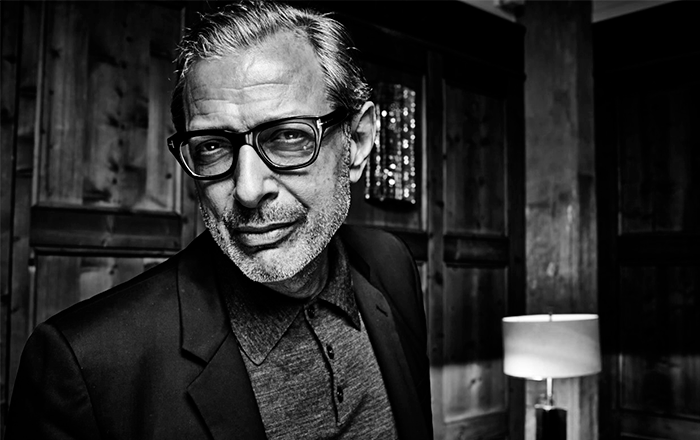 Schwarz-Weiß-Charakterportrait eines Mannes mit Brille in einem Innenraum – Fotografie von Anatol Kotte