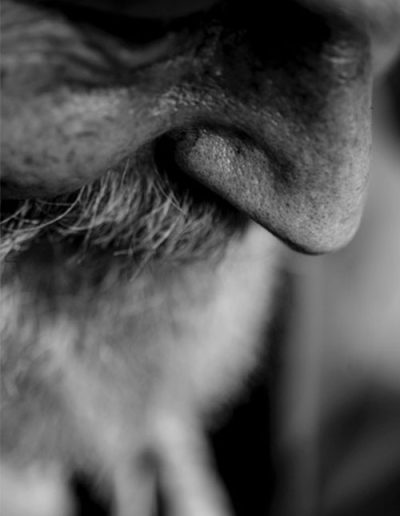 Detailaufnahme eines Bartes und einer Nase in Schwarzweißfotografie