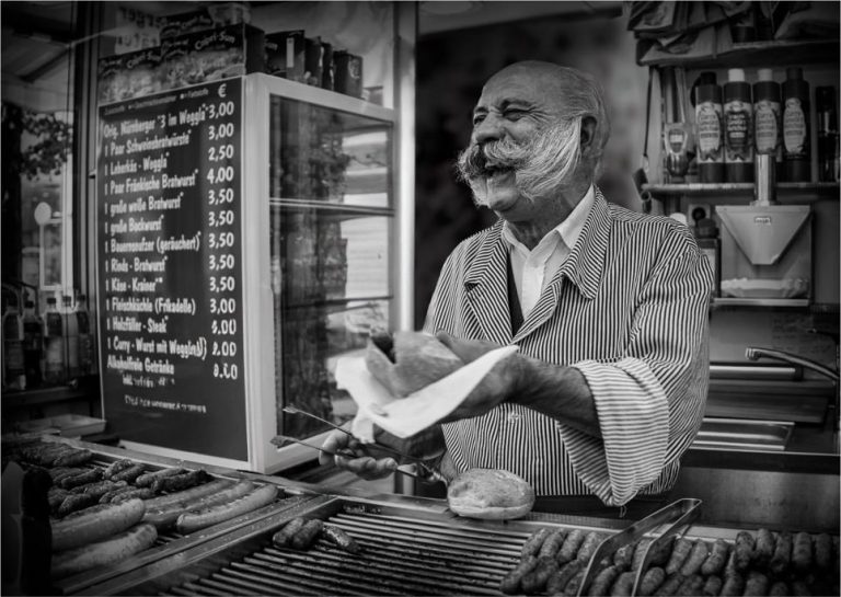„Eine Wurst, bitte“ by Ingrid Kronthaler – Imaging World 2026 photo competition, category street