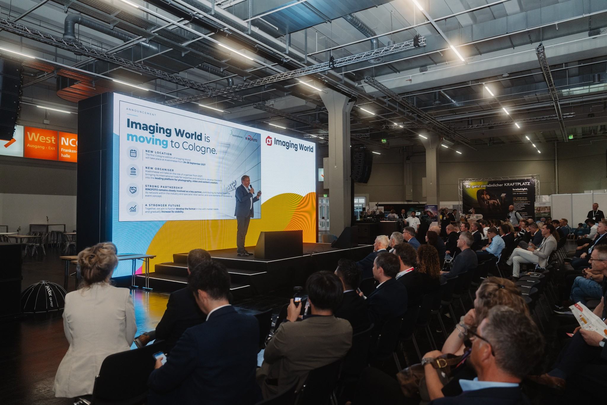 Bühnenprogramm der Imaging World mit Speakern und Publikum