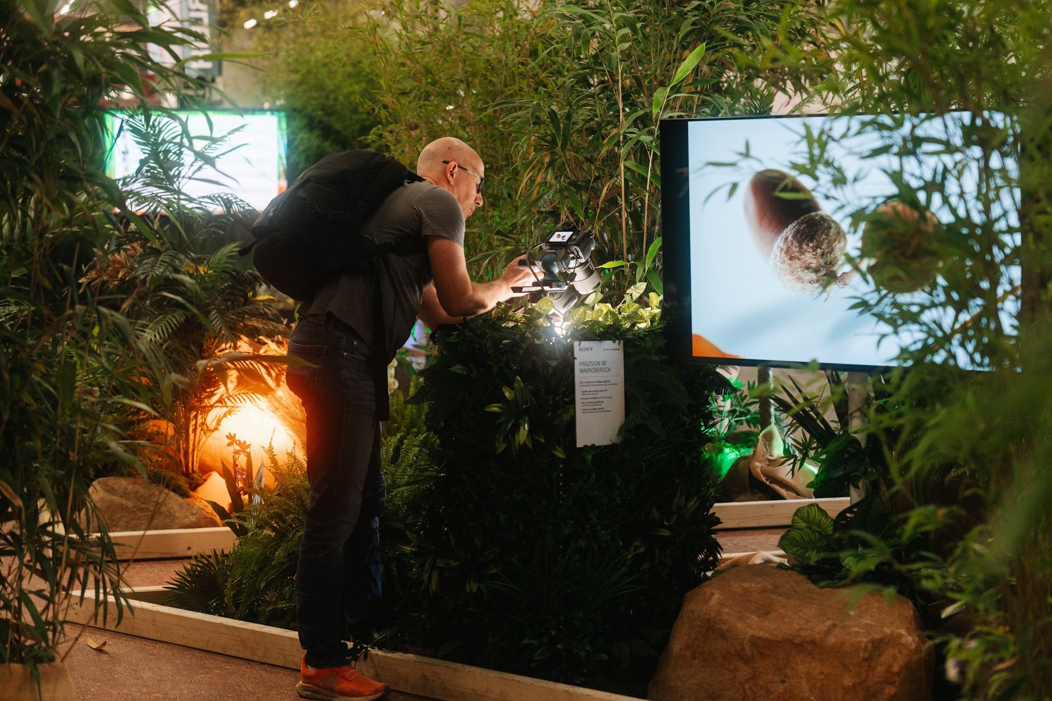 Fotograf im Dschungel-Playground der Imaging World 2026 Fotograf im Dschungel-Playground der Imaging World 2026