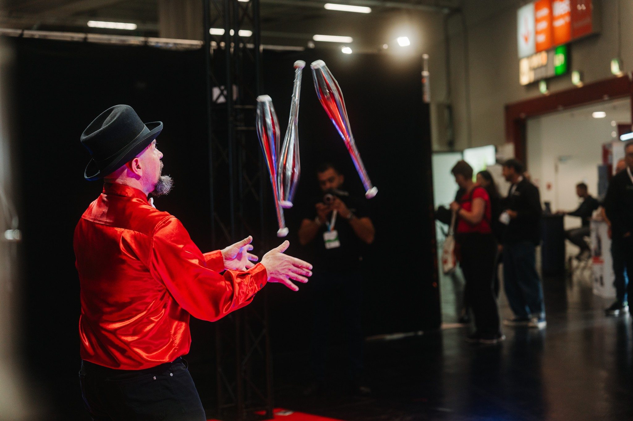 Jongleur mit Keulen auf der Imaging World 2026 Jongleur mit Keulen auf der Imaging World 2026