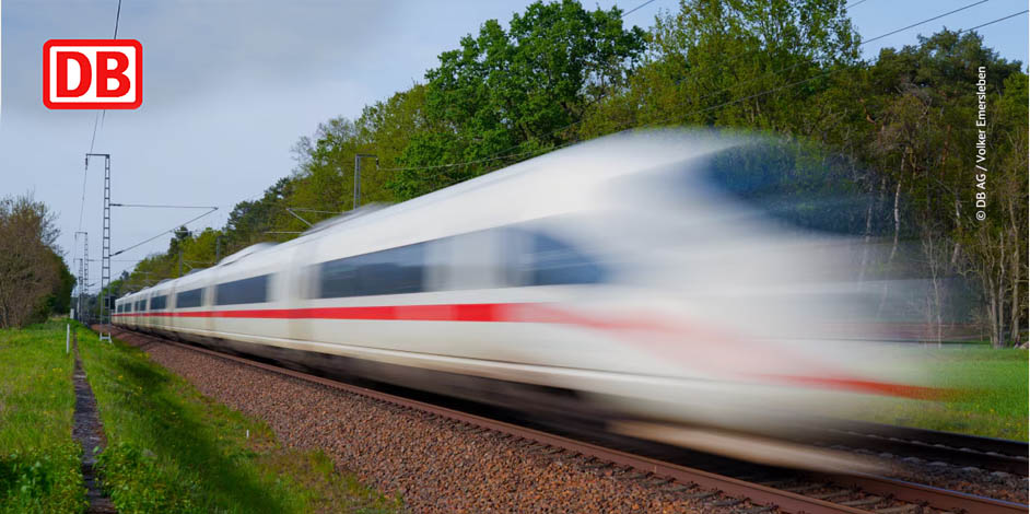 Anreise mit der Bahn zur Imaging World 2025 Schneller ICE der Deutschen Bahn fährt durch grüne Landschaft – Anreise zur Imaging World 2025 in Nürnberg