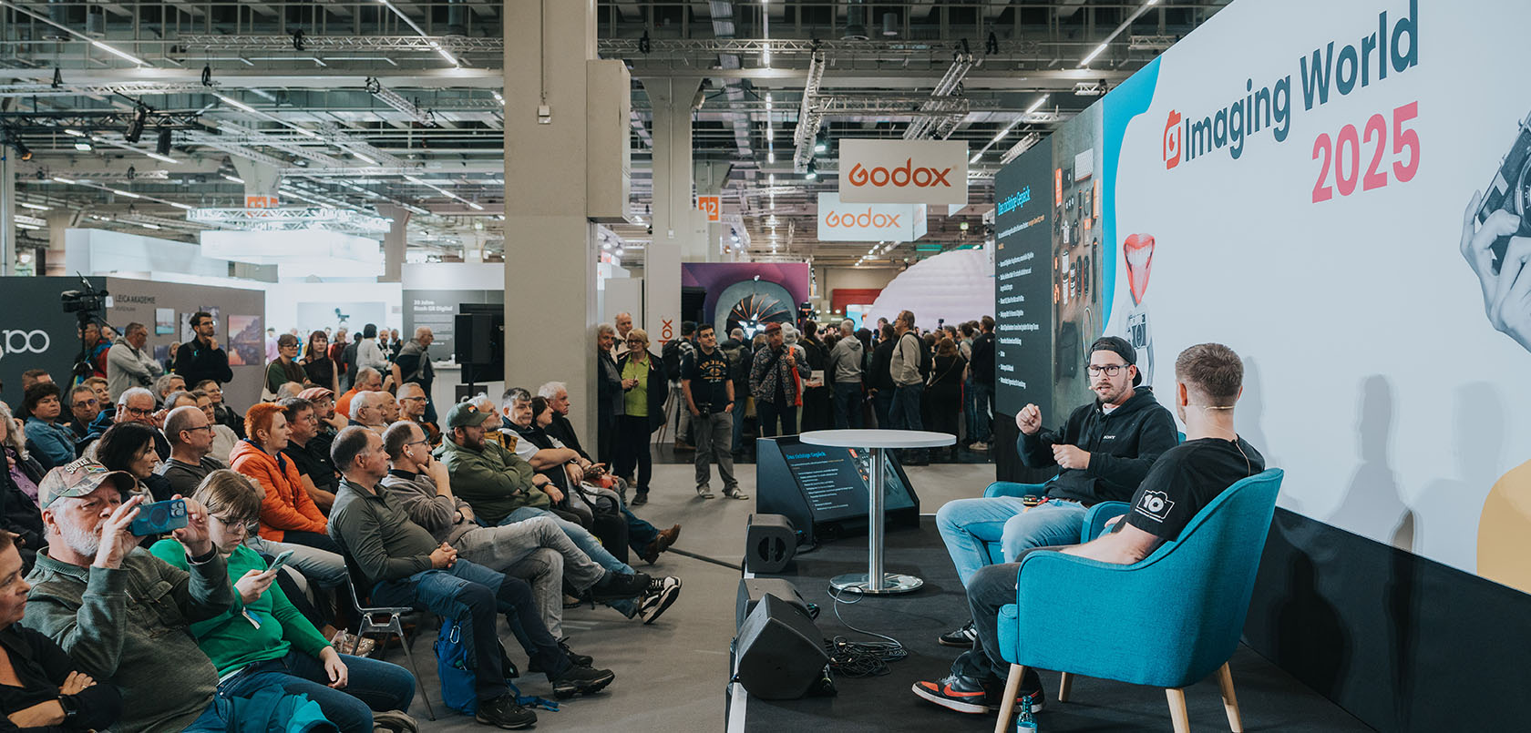 Bühnenprogramm der Imaging World mit Speakern und Publikum