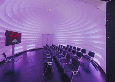 Influencer Dome mit Sitzplätzen und Bühne auf der Imaging World