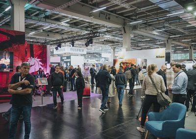 Besucher in der Messehalle der Imaging World