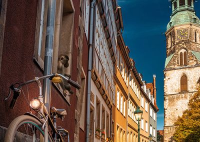 Altstadtstraße mit Kirche, Fahrrad im Vordergrund