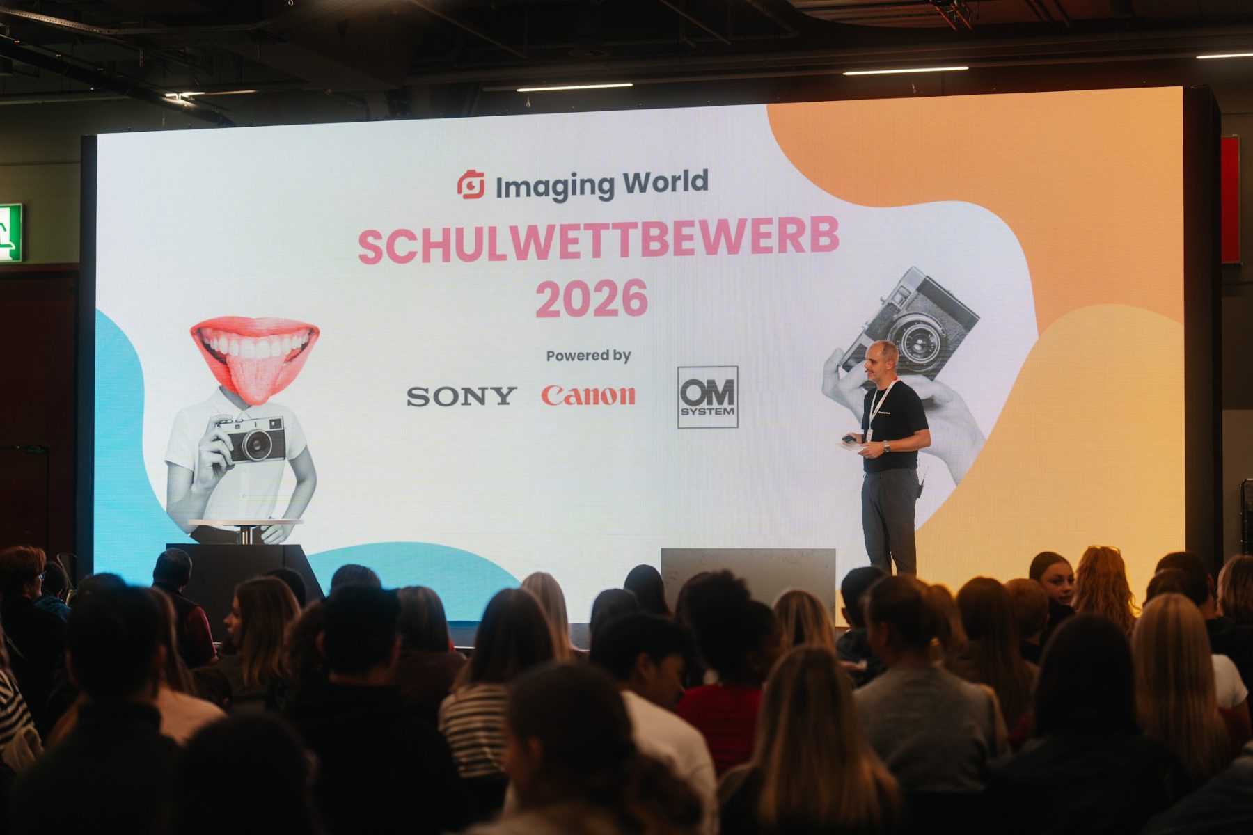 Preisverleihung Schulwettbewerb 2026 auf der Bühne der Imaging World