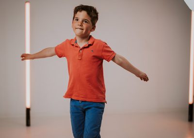 Kind posiert im Fotostudio bei Workshop zu KI-Bildbearbeitung