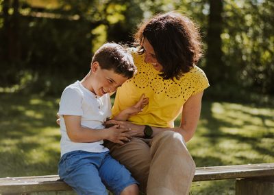Familie sitzt im Park bei natürlichem Licht