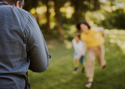 Kind rennt spielend durch den Park im Sonnenlicht