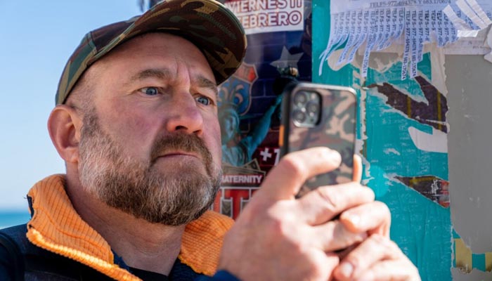 Mann filmt mit Smartphone eine urbane Szene – Social Media Content mit CapCut erstellen