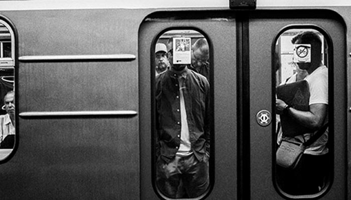 Zwei Personen in einer U-Bahn, aufgenommen durch eine analoge Kamera – Szene der Streetfotografie in Schwarzweiß.