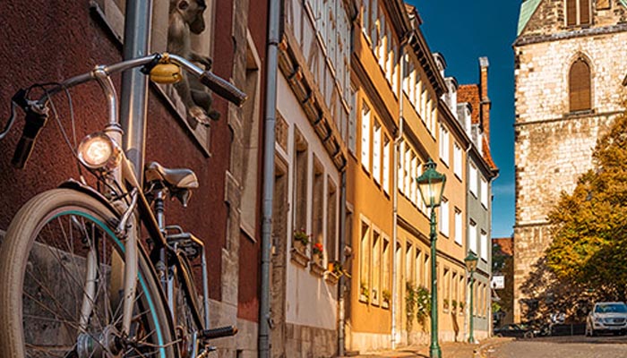 Straßenszene mit Fahrrad im Vordergrund und Altstadtfassaden bei Tageslicht – Symbolbild für fotografischen Stil und Bildsprache