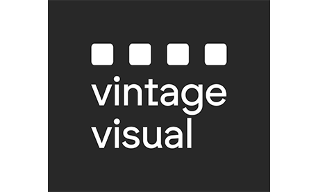 Logo von Vintage Visual: Weißer Schriftzug „vintage visual“ unter fünf weißen Quadraten auf schwarzem Hintergrund, symbolisch für Filmperforation