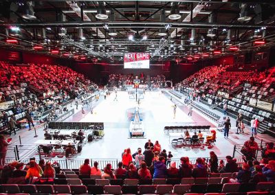 Basketball-Arena während eines Spiels – Sportfotografie von Daniel Heydt