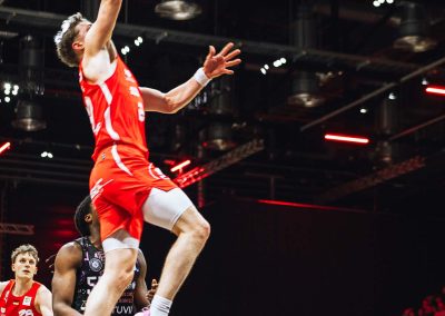 Basketballspieler in Aktion – Sportfotografie von Daniel Heydt